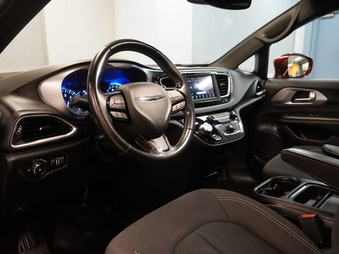 Used 2019 Chrysler Pacifica Touring Plus w/ S Appearance Package FWD image 6