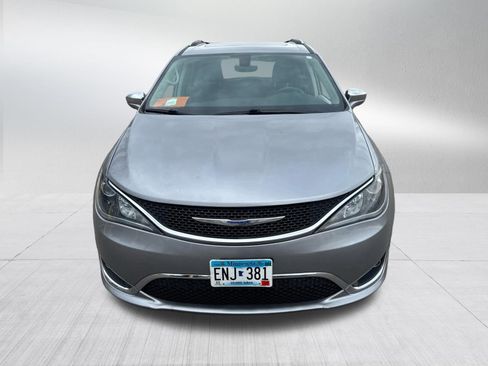 Used 2018 Chrysler Pacifica Limited image 3