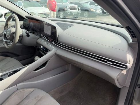 Used 2025 Hyundai Elantra SEL FWD image 11