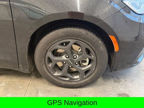 Used 2022 Chrysler Pacifica Touring-L w/ Uconnect Theater Family Group image 2