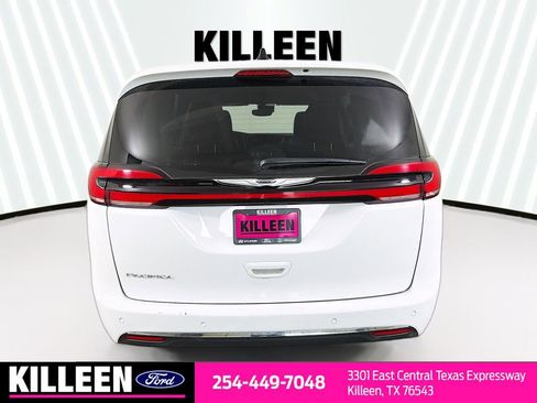 Used 2024 Chrysler Pacifica Touring-L image 7