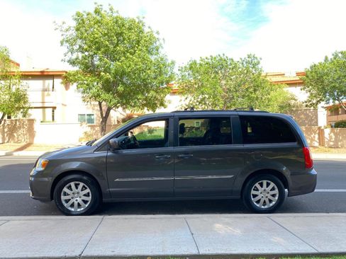 Used 2016 Chrysler Town & Country Touring image 11