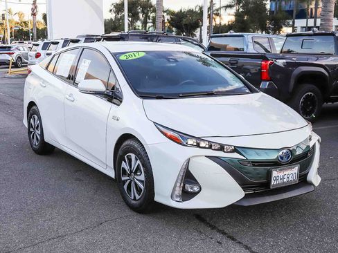 Used 2017 Toyota Prius Prime Advanced image 3
