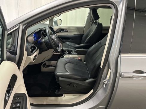 Used 2021 Chrysler Pacifica Touring-L image 7