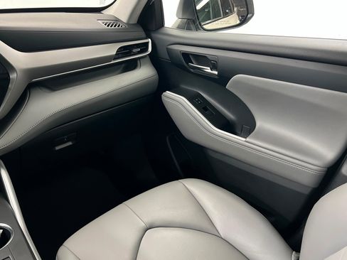 Used 2021 Toyota Highlander XLE AWD/4WD image 11