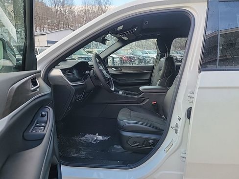 New 2026 Jeep Grand Cherokee Altitude image 6