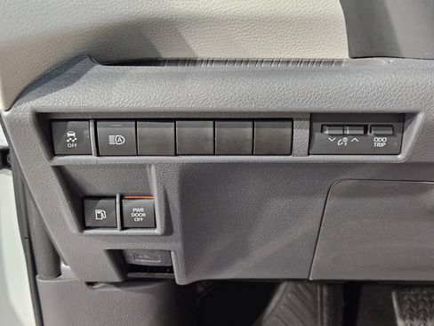 Used 2022 Toyota Sienna XLE FWD image 25