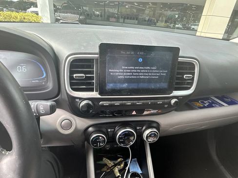 Used 2024 Hyundai Venue SEL FWD image 19