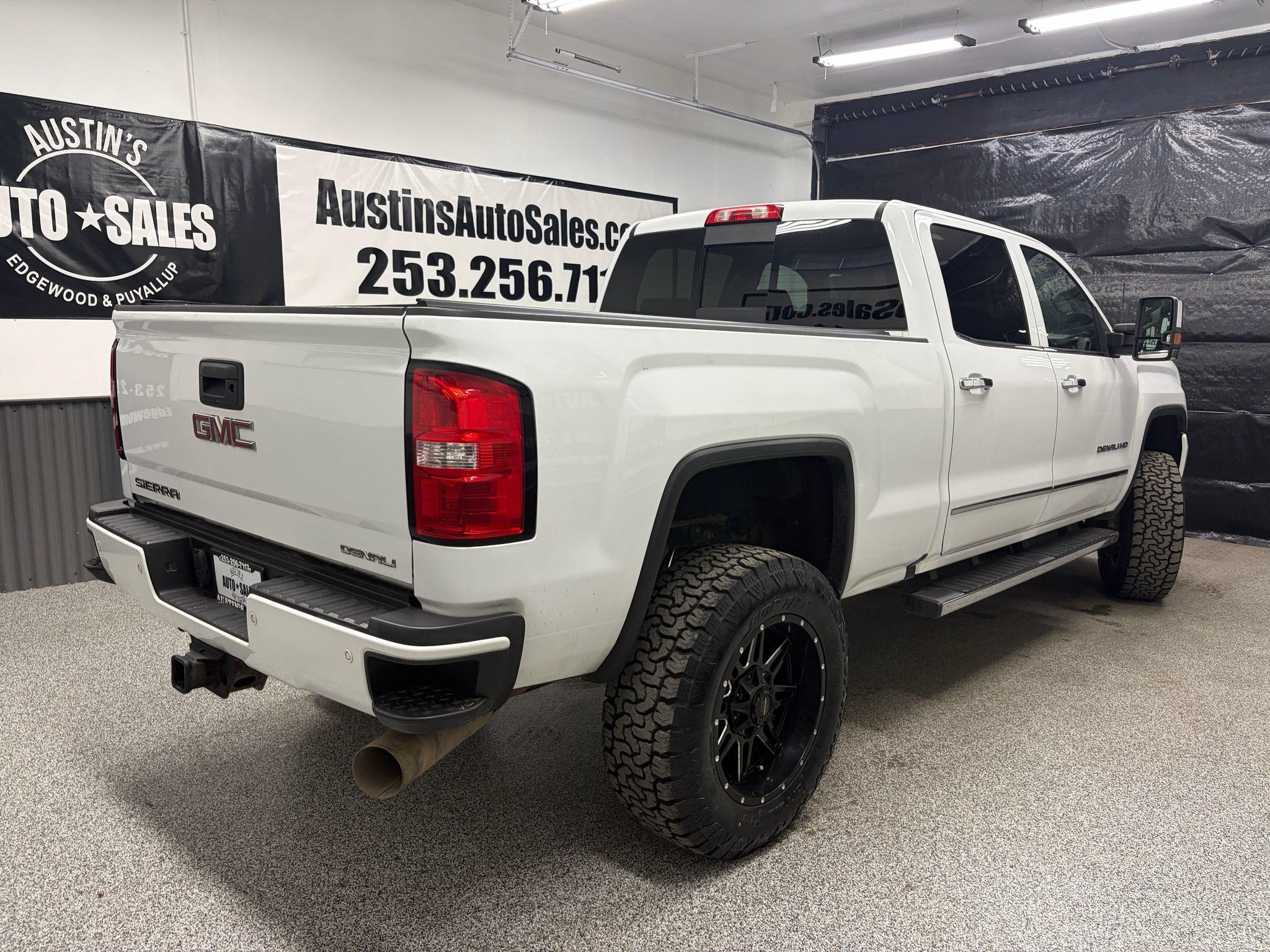 Used 2017 GMC Sierra 2500 Denali w/ Duramax Plus Package AWD/4WD image 3