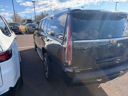 Used 2017 Cadillac Escalade ESV Luxury image 3