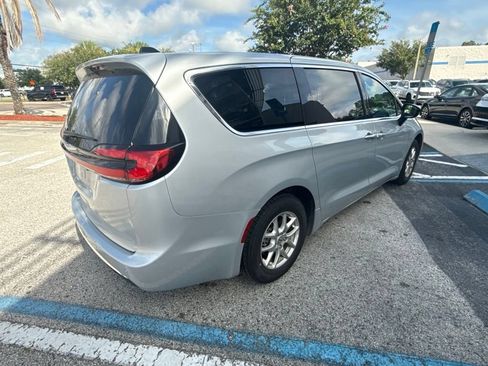 Used 2024 Chrysler Pacifica Touring-L FWD image 8