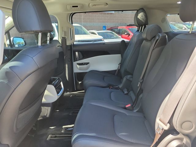 Used 2024 Kia Carnival FWD image 11