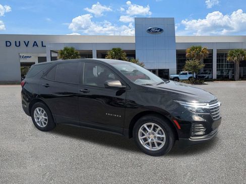 Used 2023 Chevrolet Equinox LS w/ LS Convenience Package FWD image 2