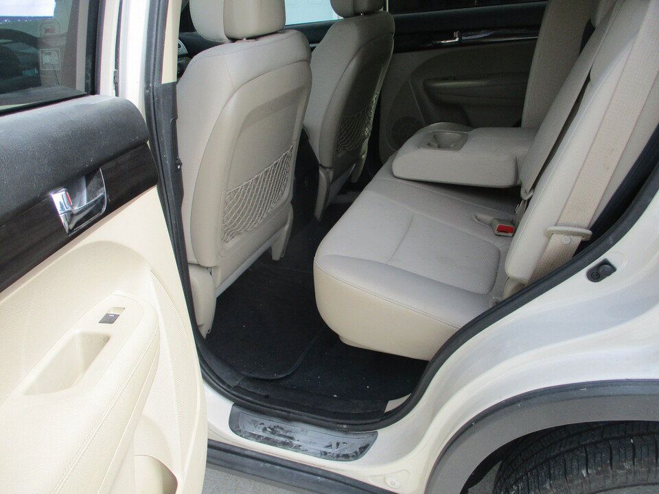 Used 2012 Kia Sorento FWD w/ Third Row Pkg image 8