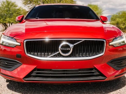 Used 2020 Volvo S60 T6 Momentum image 2