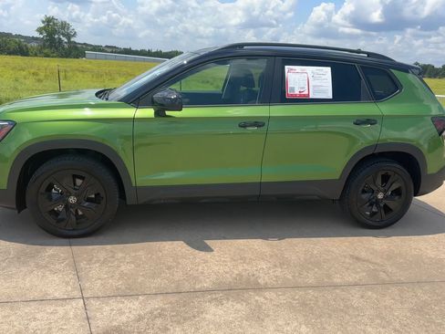 Used 2025 Volkswagen Taos SE FWD image 5
