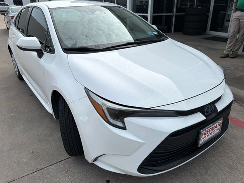 Used 2023 Toyota Corolla LE FWD image 4