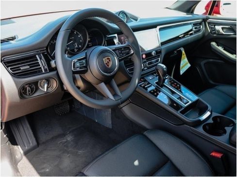 Certified 2025 Porsche Macan image 4