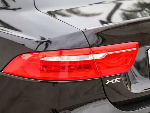 Used 2018 Jaguar XE Premium AWD/4WD image 8