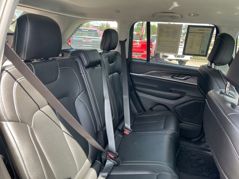 Used 2023 Jeep Grand Cherokee Limited w/ Black Appearance Package image 28