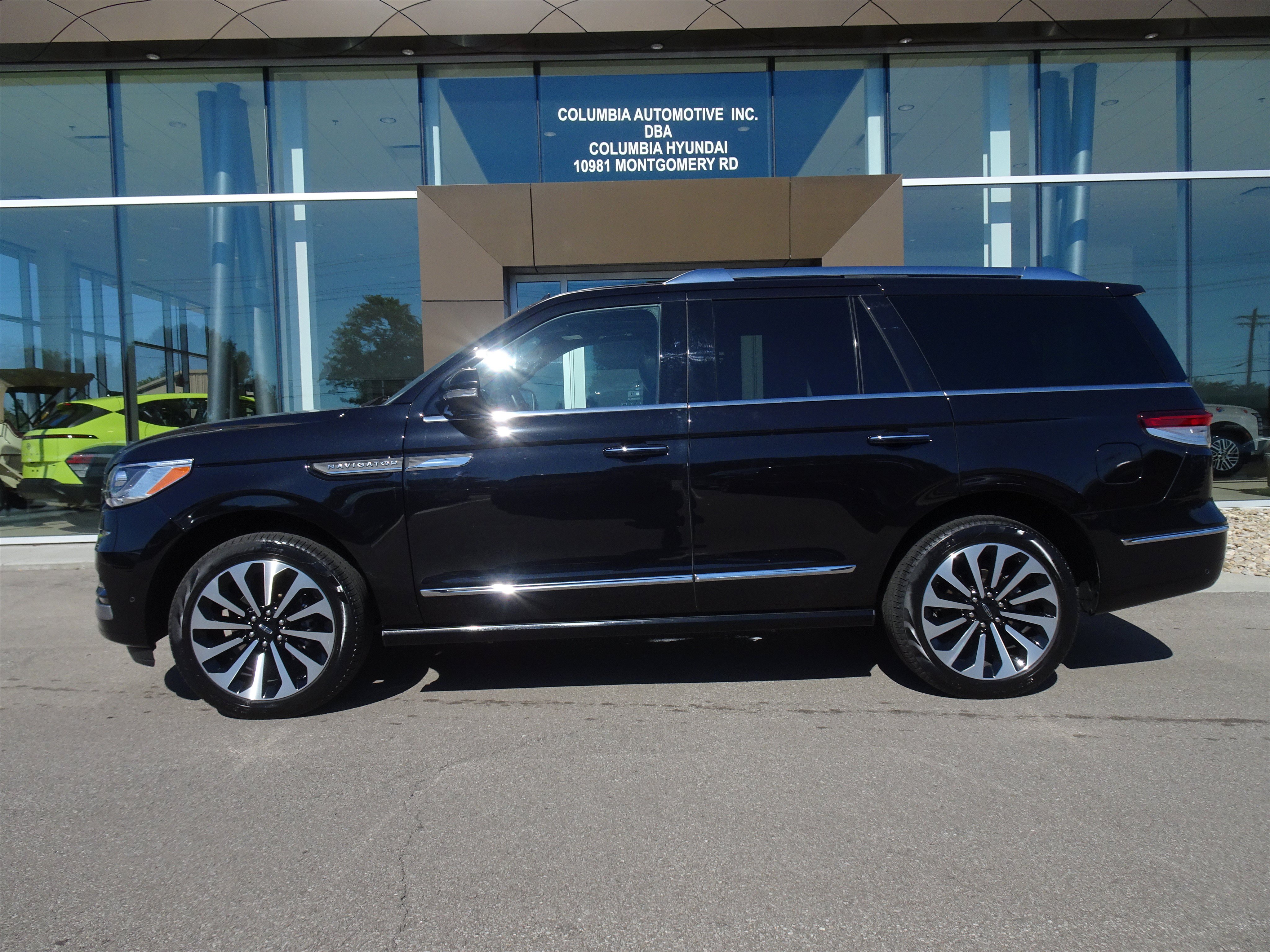 Used 2024 Lincoln Navigator Reserve AWD/4WD image 2