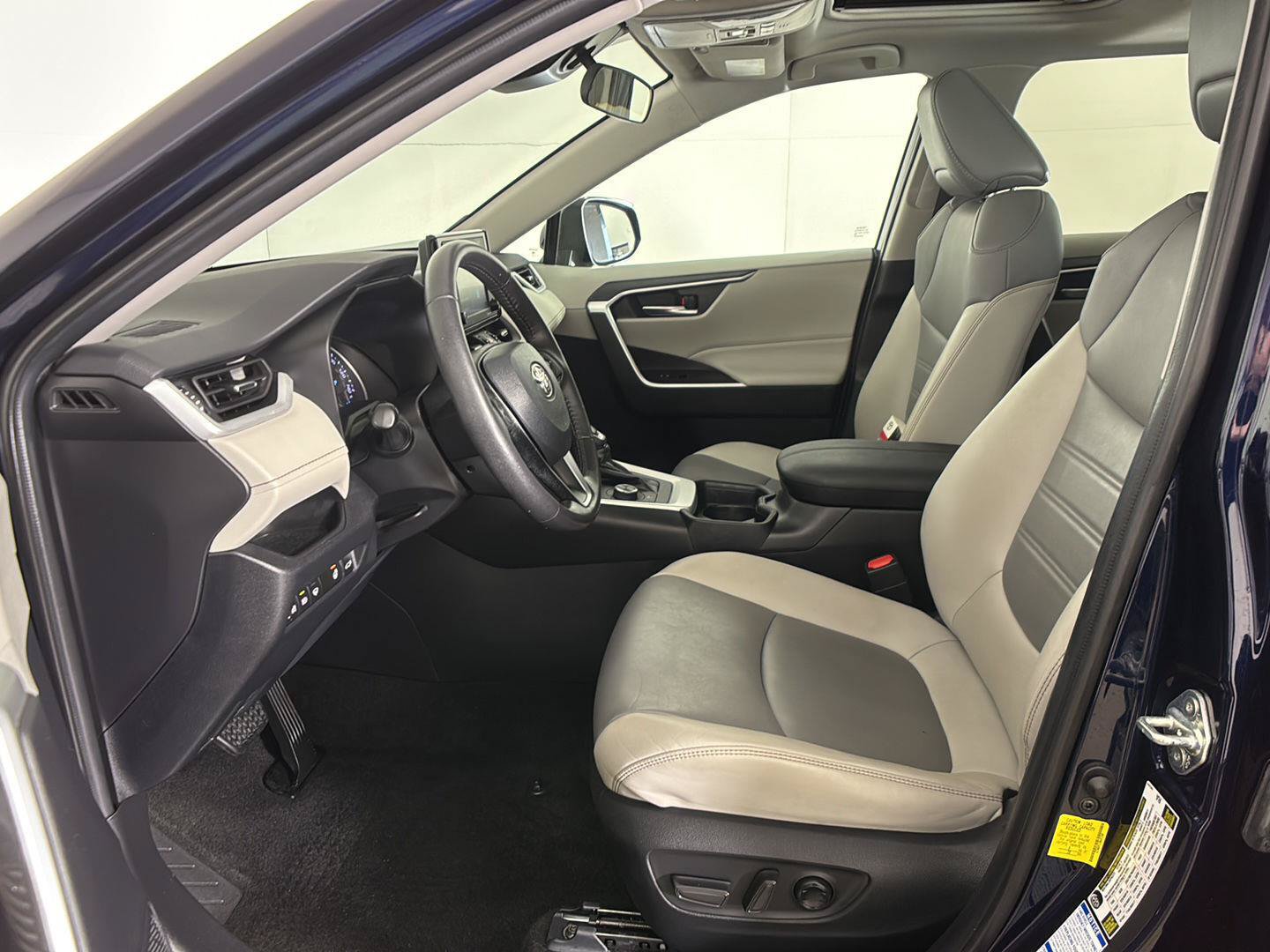 Used 2021 Toyota RAV4 XLE Premium AWD/4WD image 17