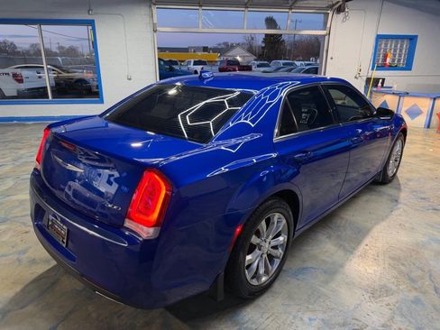 Used 2018 Chrysler 300 Touring L image 8