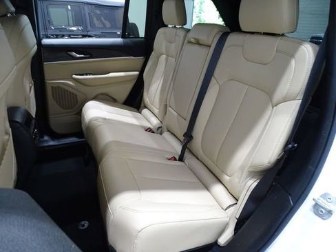 Used 2024 Jeep Grand Cherokee Limited image 12