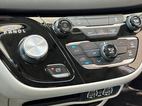 Used 2022 Chrysler Voyager LX image 21