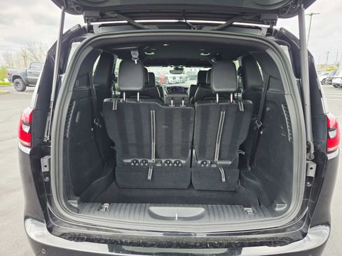 Used 2025 Chrysler Pacifica Select image 15