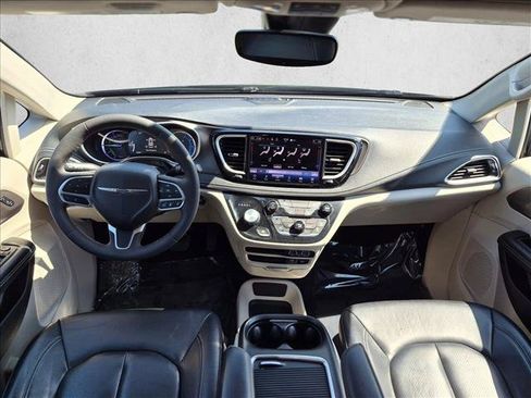 Used 2022 Chrysler Pacifica Touring-L FWD image 16