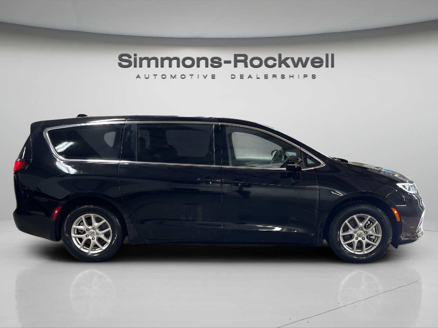 Used 2025 Chrysler Pacifica Select FWD image 6