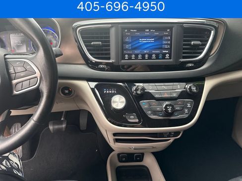 Used 2018 Chrysler Pacifica Touring-L FWD image 19