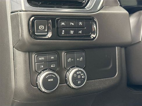 Used 2025 GMC Yukon Denali AWD/4WD image 16