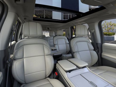 New 2025 Lincoln Navigator Reserve image 9