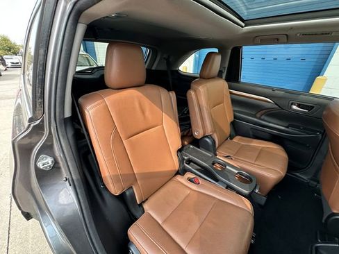 Used 2018 Toyota Highlander Limited Platinum image 37