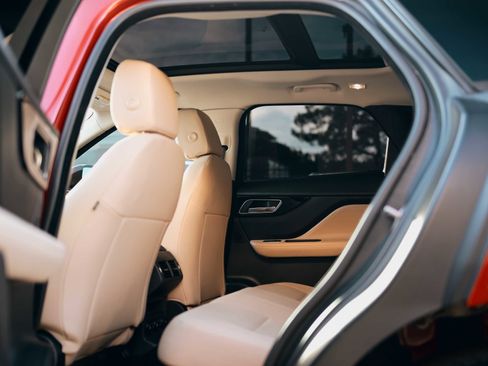 Used 2018 Jaguar F-PACE Premium image 12