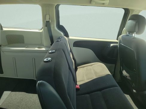 Used 2018 Dodge Grand Caravan SE w/ UConnect Hands-Free Group image 8