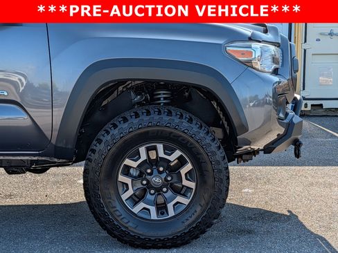 Used 2016 Toyota Tacoma TRD Off-Road w/ Premium & Technology Package AWD/4WD image 11
