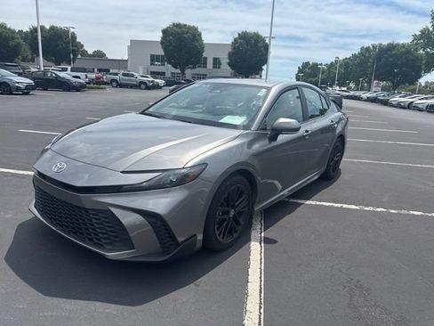 Used 2025 Toyota Camry SE FWD image 9