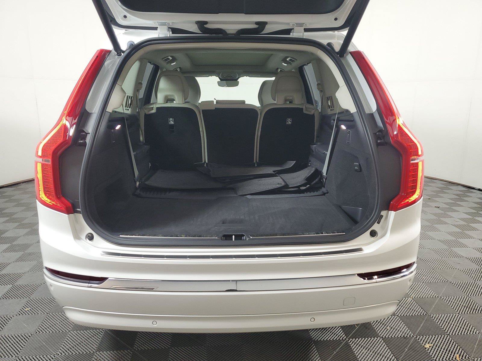 Certified 2024 Volvo XC90 B6 Ultimate w/ Protection Package Premier AWD/4WD image 9
