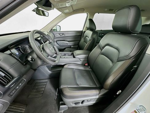 Used 2024 Nissan Pathfinder SL image 12