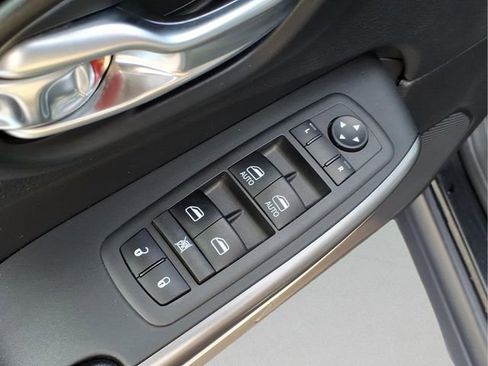 Used 2021 Jeep Cherokee Latitude Lux w/ Comfort/Convenience Group image 21