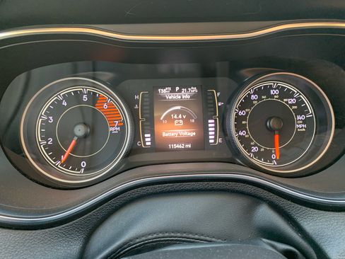 Used 2019 Jeep Cherokee Latitude Plus image 12