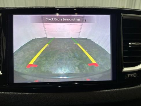 Used 2023 Chrysler Pacifica Touring-L FWD image 19