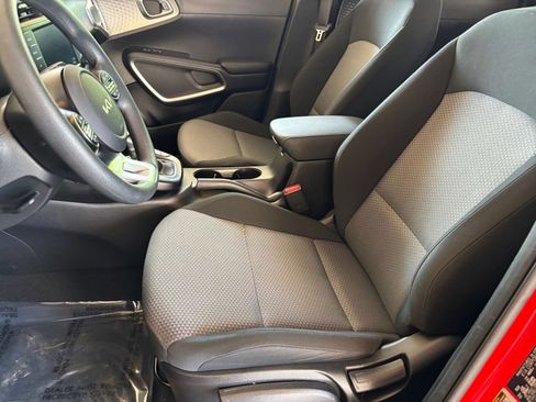 Used 2025 Kia Soul LX w/ LX Technology Package FWD image 24