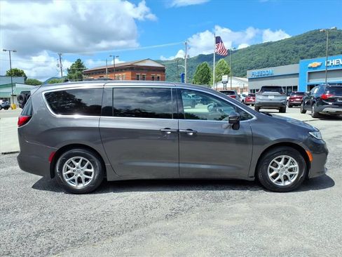 Used 2023 Chrysler Pacifica Touring-L FWD image 8