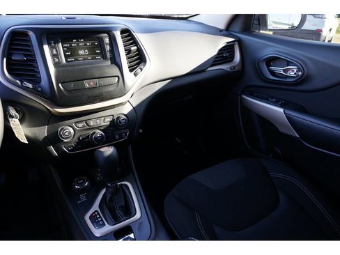 Used 2017 Jeep Cherokee Latitude image 21