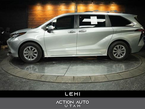 Used 2022 Toyota Sienna XLE w/ XLE Plus Package AWD/4WD image 1