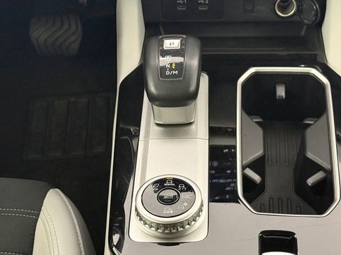 Used 2025 Mitsubishi Outlander AWD image 28